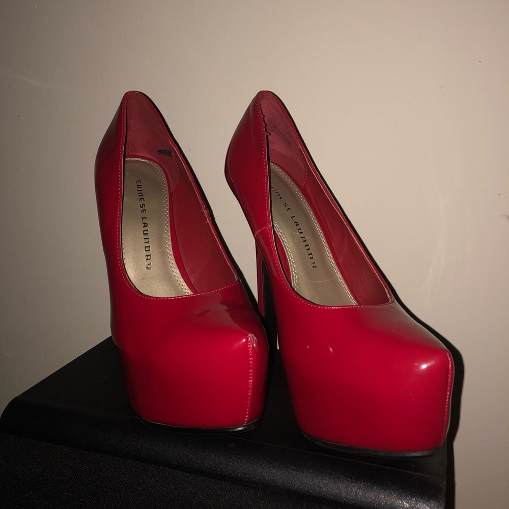 Stunning Red shiny heels.